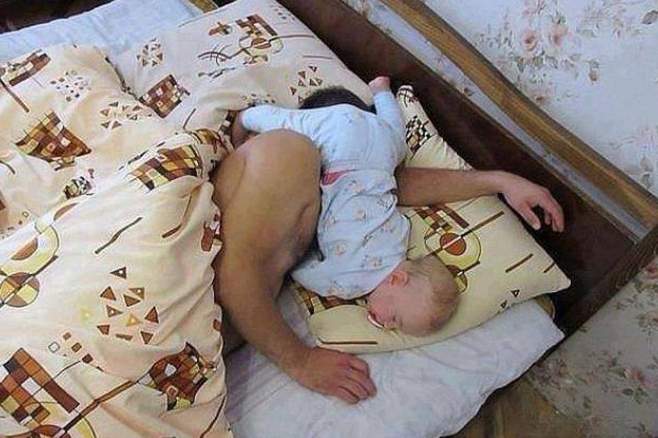 baby sleep position with dada