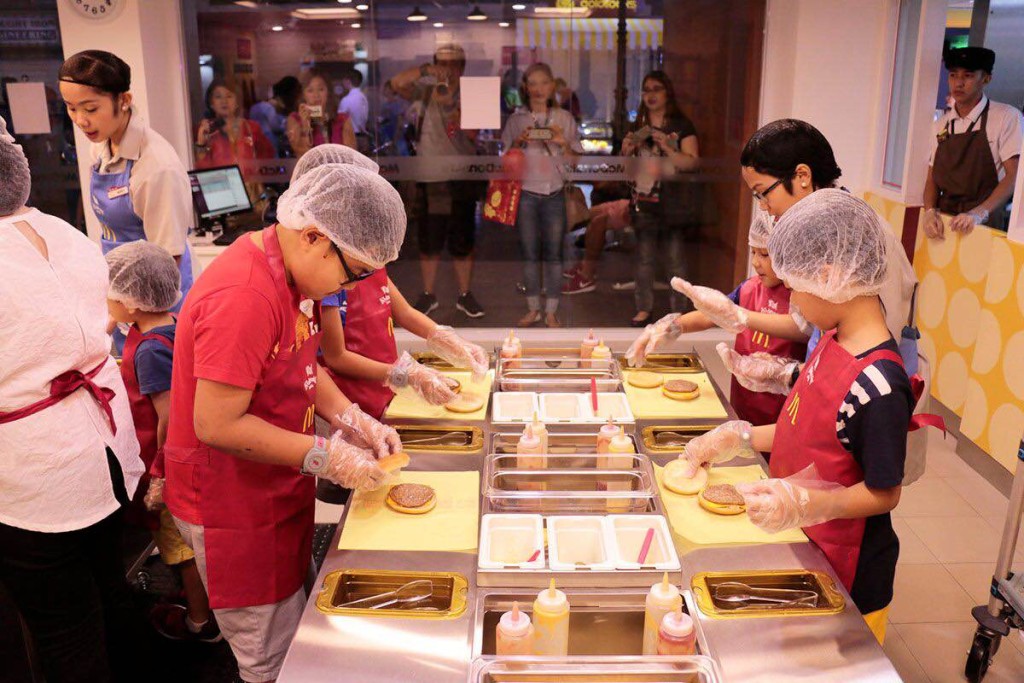 McDonalds Burger Shop Kidzania 5